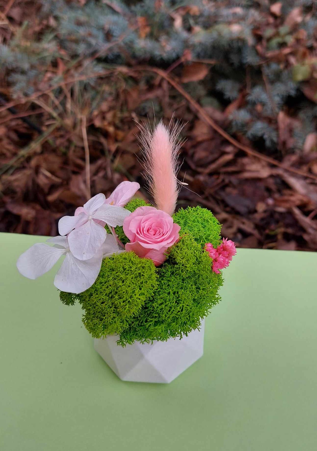 Martisor cu trandafir criogenat si licheni - bijuterii - mărțișor - Artynos.ro