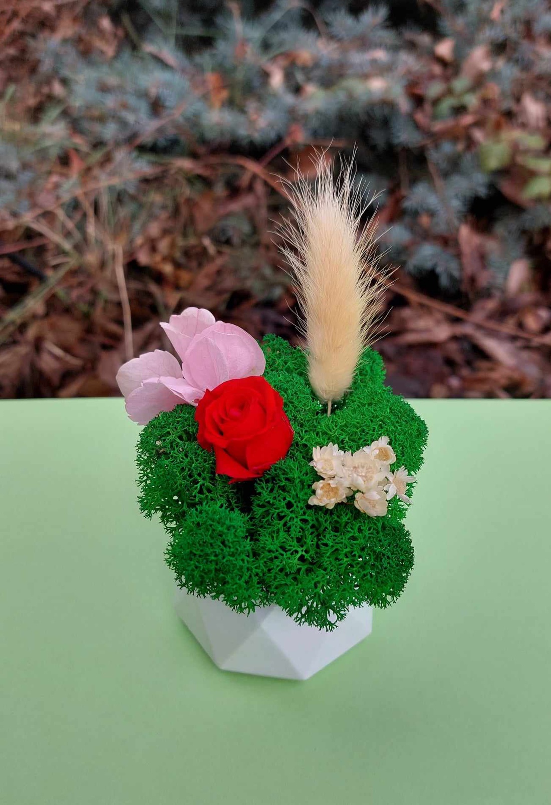 Martisor cu trandafir criogenat si licheni - bijuterii - mărțișor - Artynos.ro