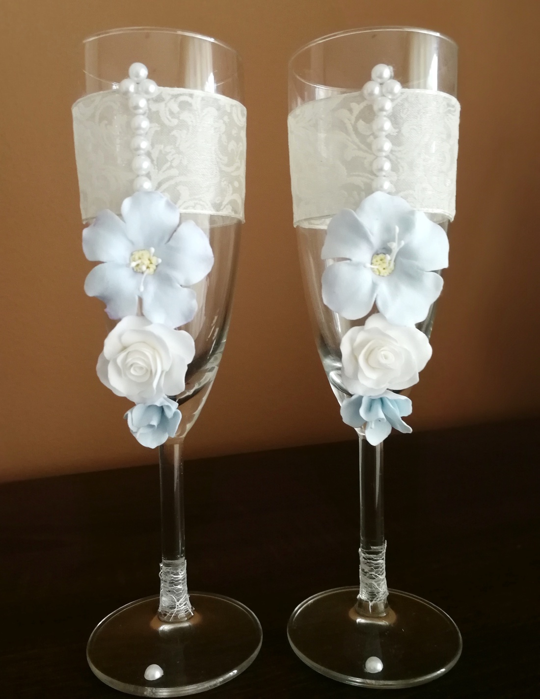 Egyedi esküvői szett... agyagvirágokkal díszítve  - accesorii nuntă - amintiri și cadouri de nuntă - cadou nuntă - pahar de nuntă, set de sticlă - Artynos.ro