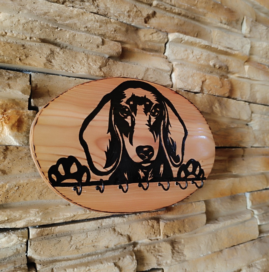 Breloc de perete din lemn cu câine dachshund - - Artynos.ro Breloc de perete din lemn cu câine dachshund - - Artynos.ro