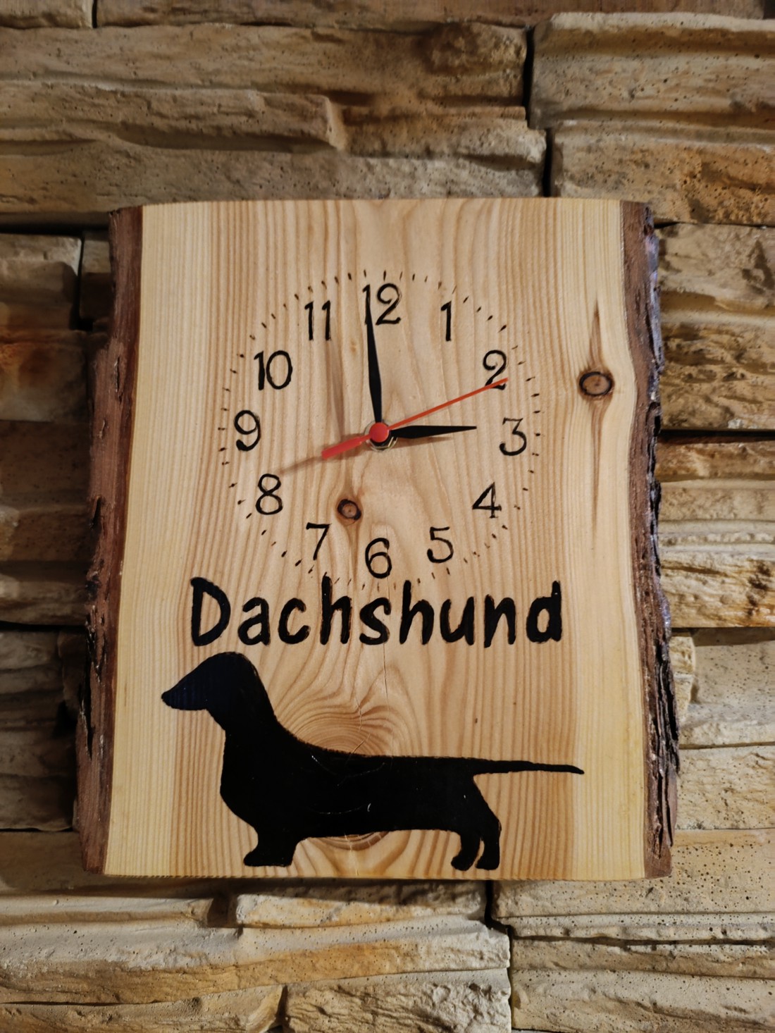 Ceas de perete din lemn cu câine dachshund -  - Artynos.ro