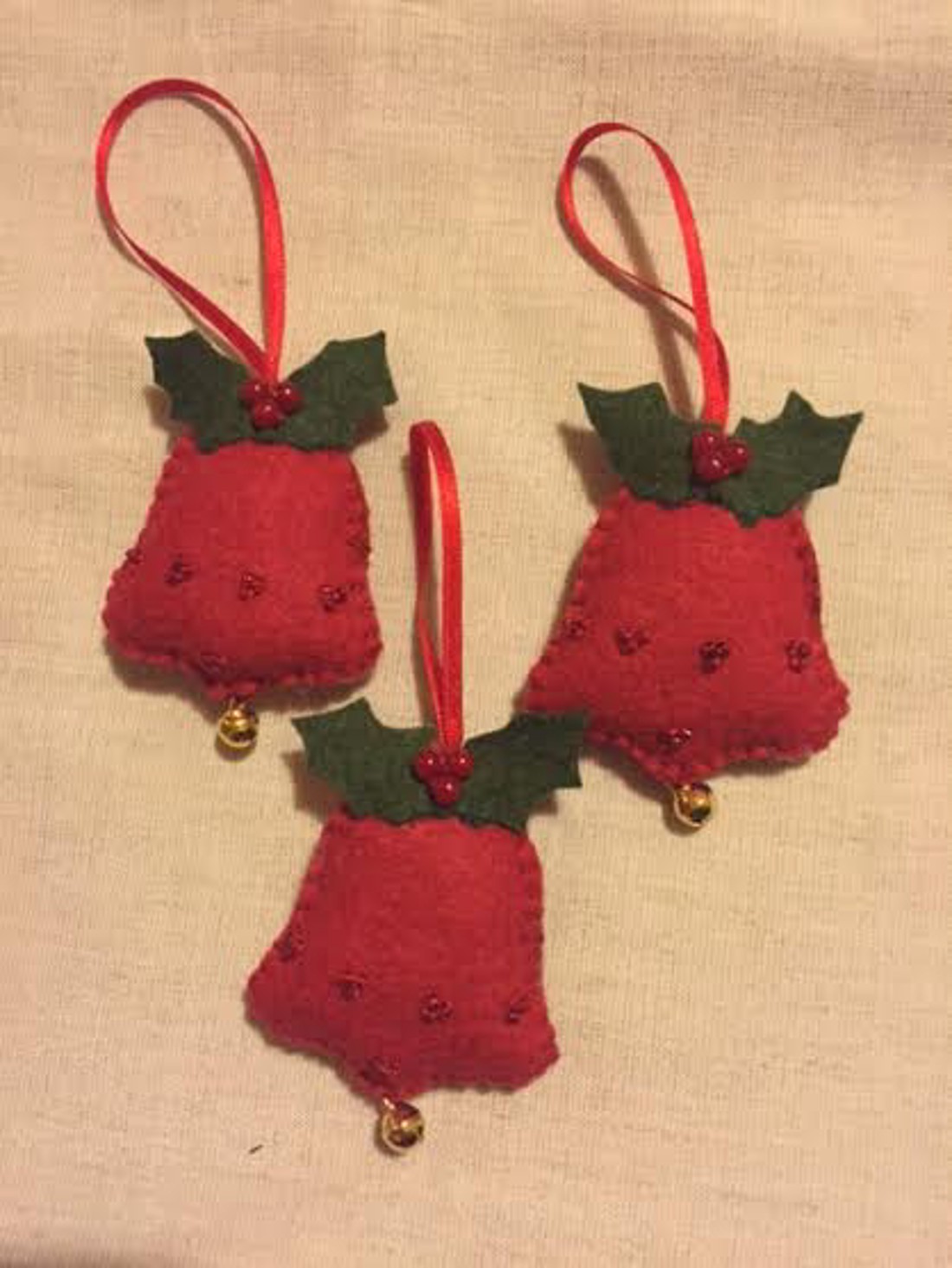 Decorațiuni din fetru pentru pomul de Crăciun, clopoței cu frunze de holly - - Artynos.ro Decorațiuni din fetru pentru pomul de Crăciun, clopoței cu frunze de holly - - Artynos.ro