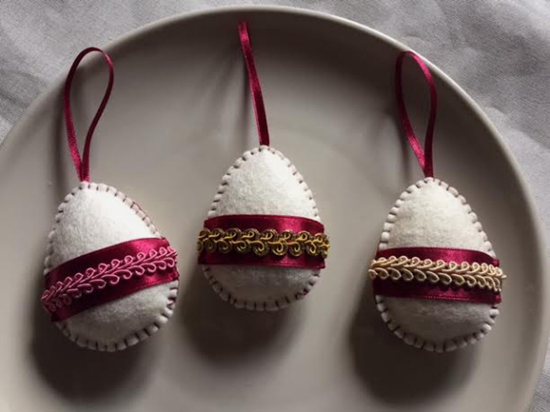 Ouă de Paște din fetru decorate cu fetru - - Artynos.ro Ouă de Paște din fetru decorate cu fetru - - Artynos.ro