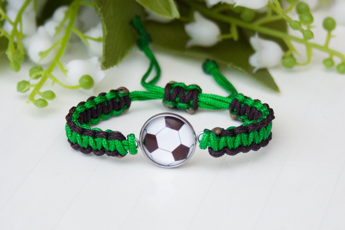 Brățară macramé împletită pentru copii - Fotbal verde/maro - - Artynos.ro Brățară macramé împletită pentru copii - Fotbal verde/maro - - Artynos.ro