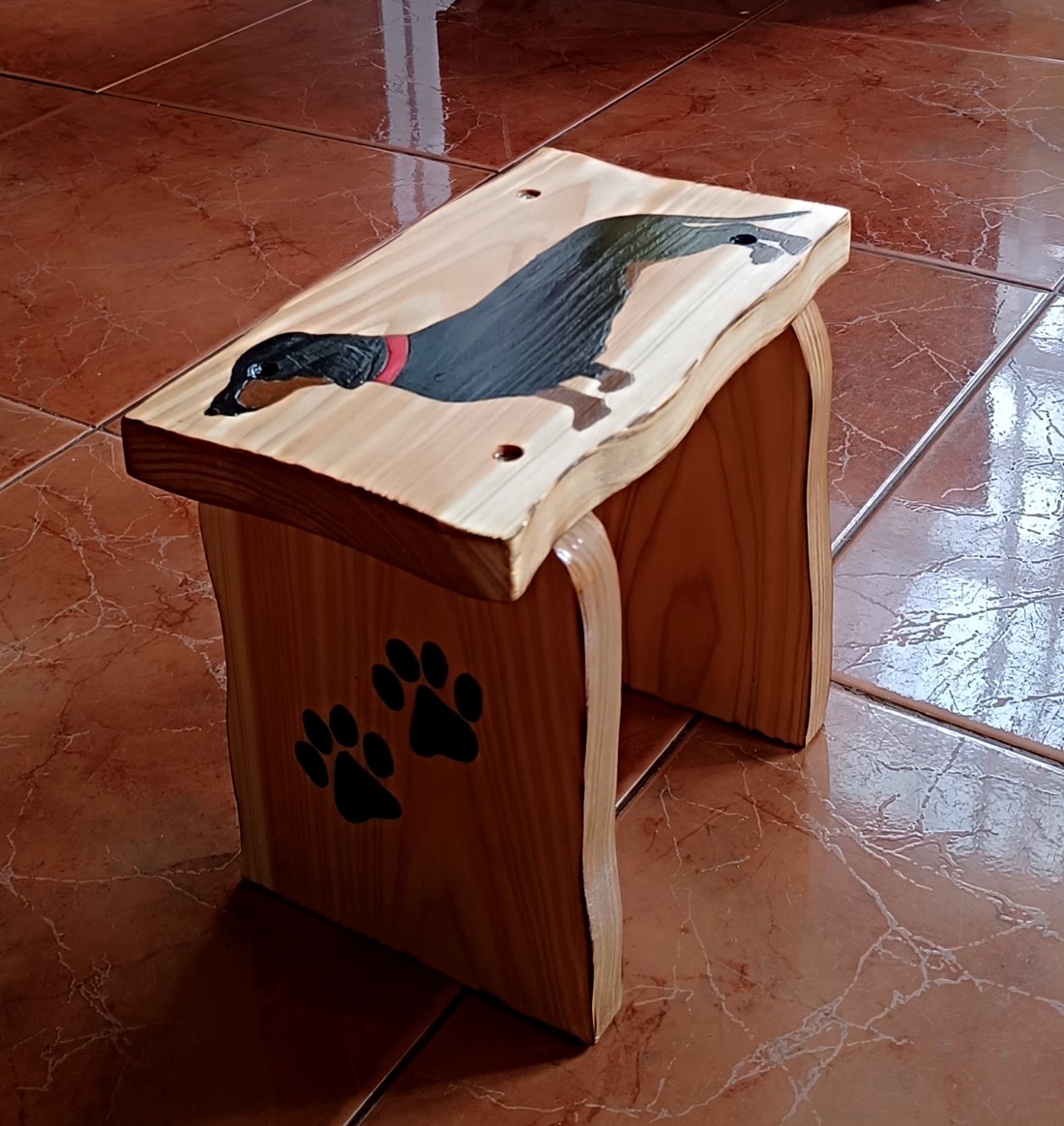 Taburet unic din lemn cu câine dachshund - - Artynos.ro Taburet unic din lemn cu câine dachshund - - Artynos.ro