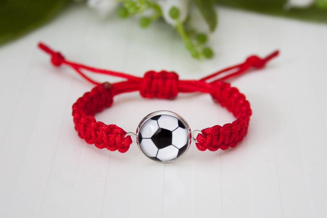 Brățară macramé împletită pentru copii - Fotbal roșu -  - Artynos.ro