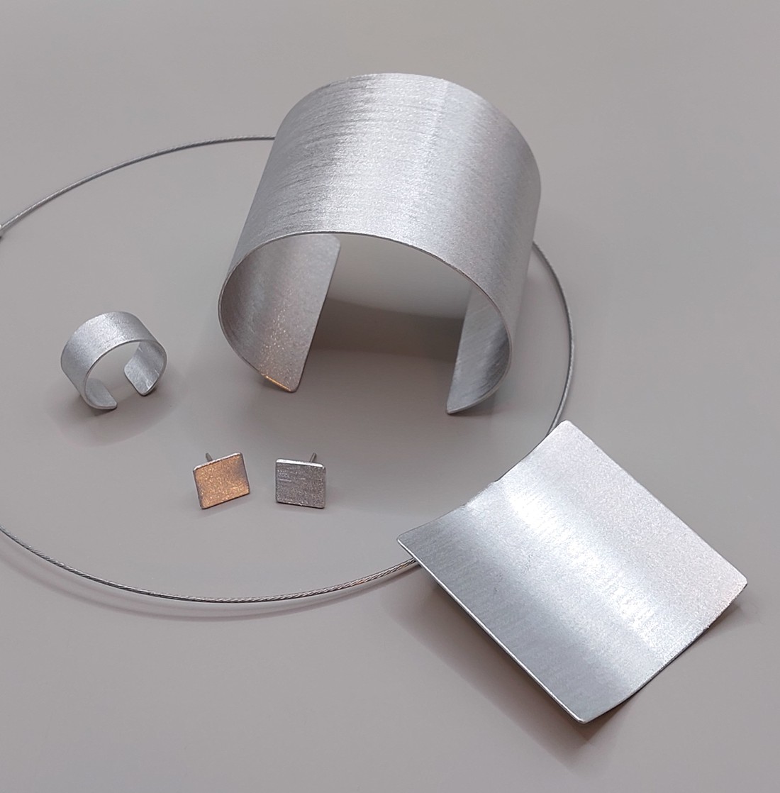 Minimală în formă de pană din aluminiu - bijuterii - seturi de bijuterii - Artynos.ro Minimală în formă de pană din aluminiu - bijuterii - seturi de bijuterii - Artynos.ro