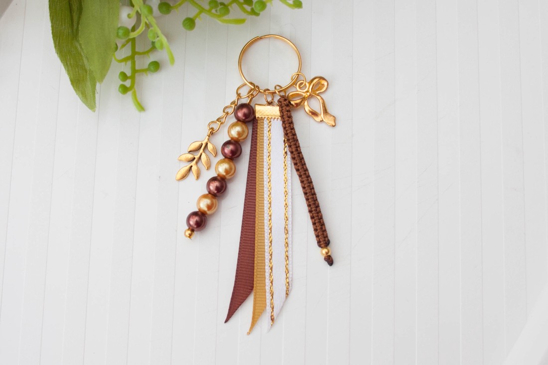 Breloc, ornament pentru geantă - Scrisoare cu arc maro / auriu - geantă și husă - accesorii genți - breloc - Artynos.ro