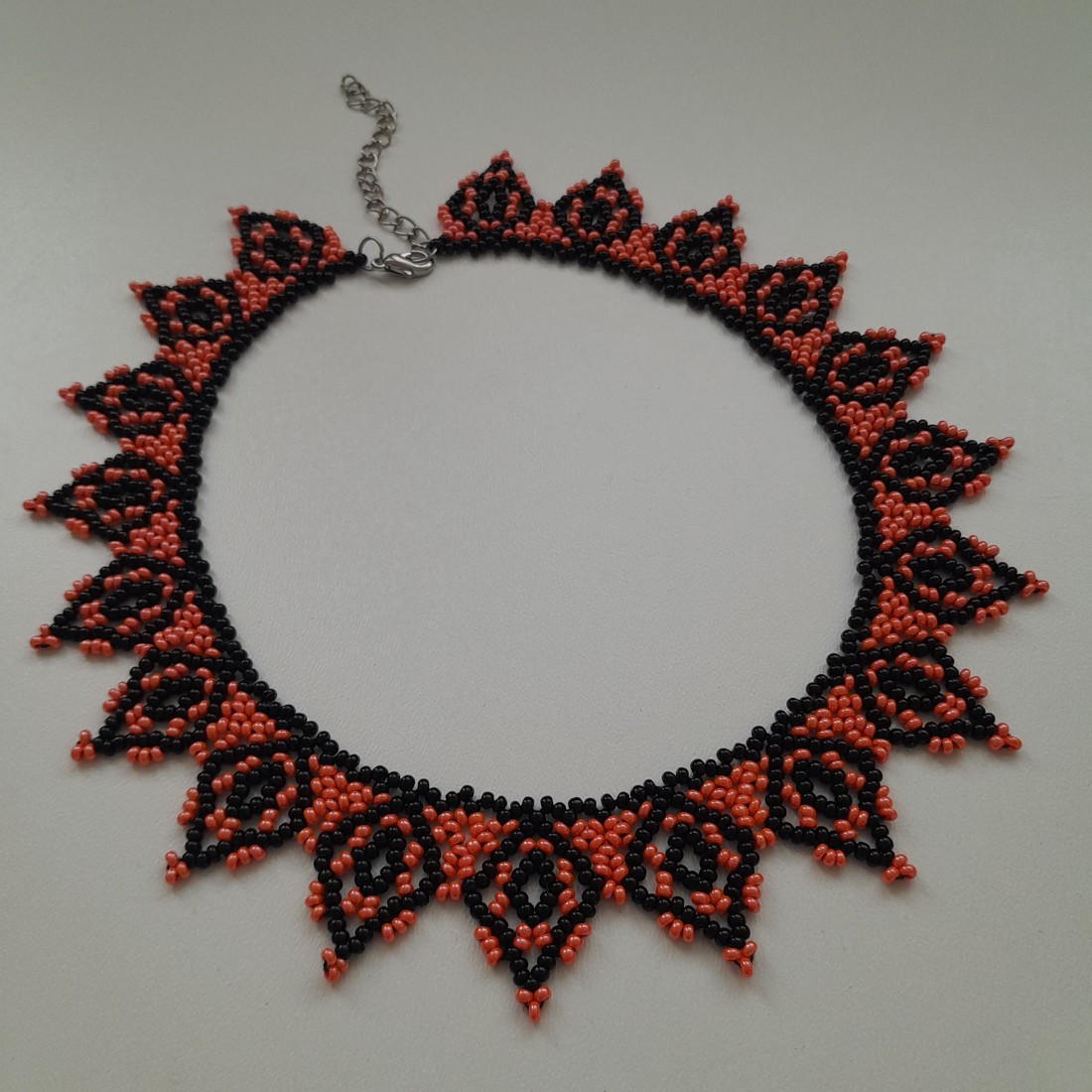 Colier cu perle portocalii și negre - - Artynos.ro Colier cu perle portocalii și negre - - Artynos.ro