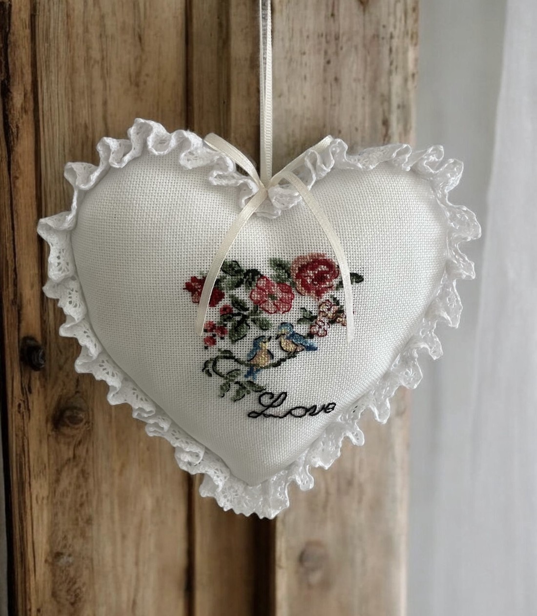 Un cadou pentru Ziua Mamei, în formă de inimă, decorat cu broderie în cruciulițe -  - Artynos.ro