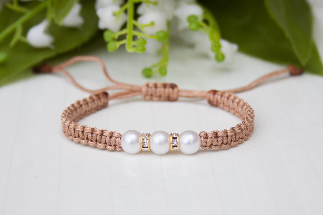 Brățară macramé împletită - Mărgele bej - - Artynos.ro Brățară macramé împletită - Mărgele bej - - Artynos.ro