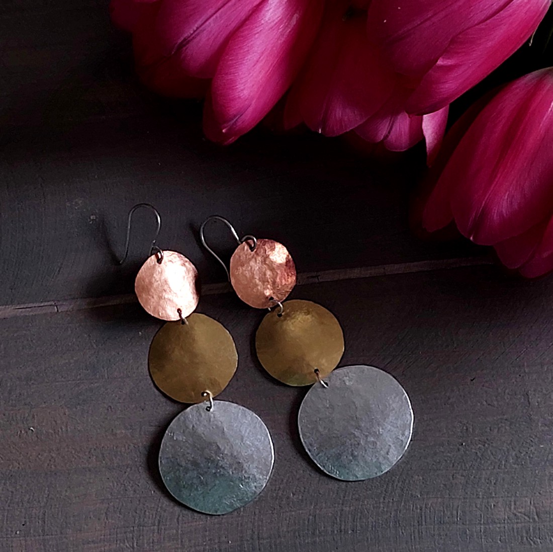 Cercei tricolori din cupru și aluminiu - bijuterii - cercei hoops - Artynos.ro Cercei tricolori din cupru și aluminiu - bijuterii - cercei hoops - Artynos.ro