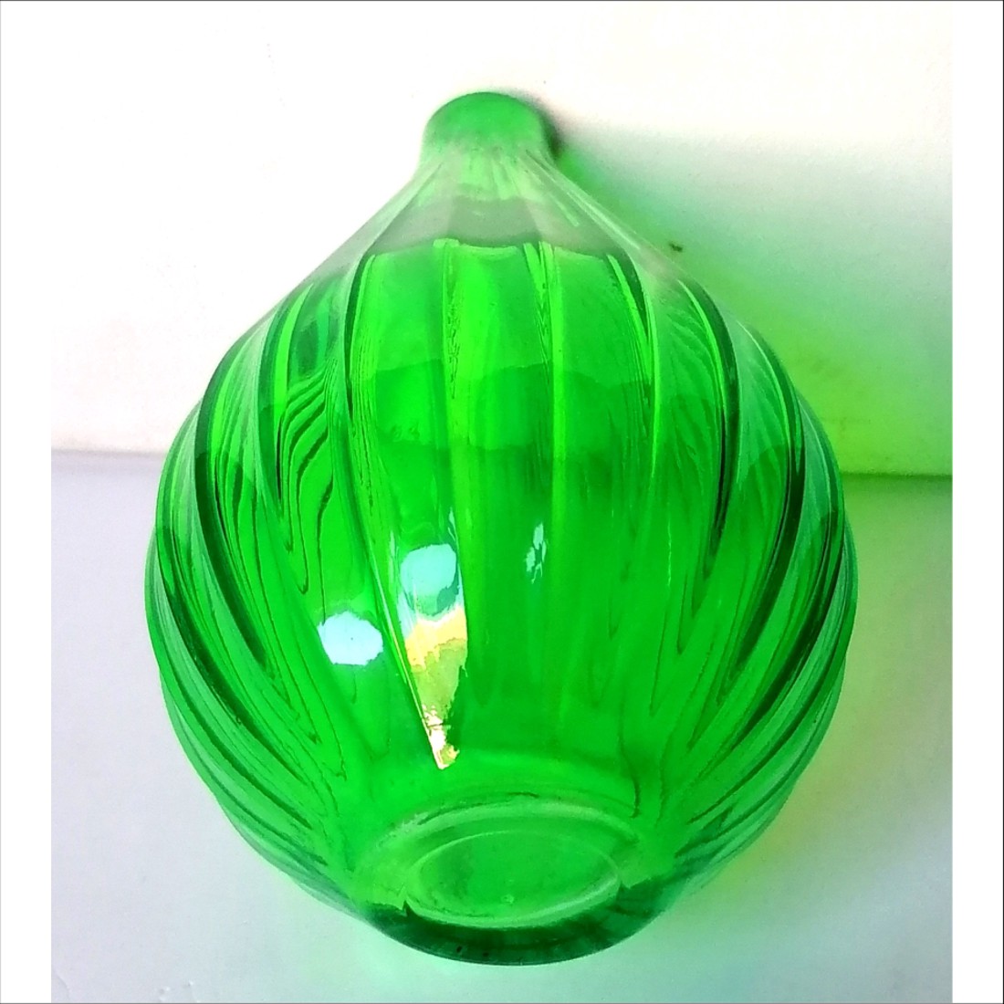 Vază mică din sticlă cu efect de uraniu, în stil vintage - casă & stil de viață - decorațiuni de casă - decorațiuni de masă și rafturi - boluri decorative - Artynos.ro