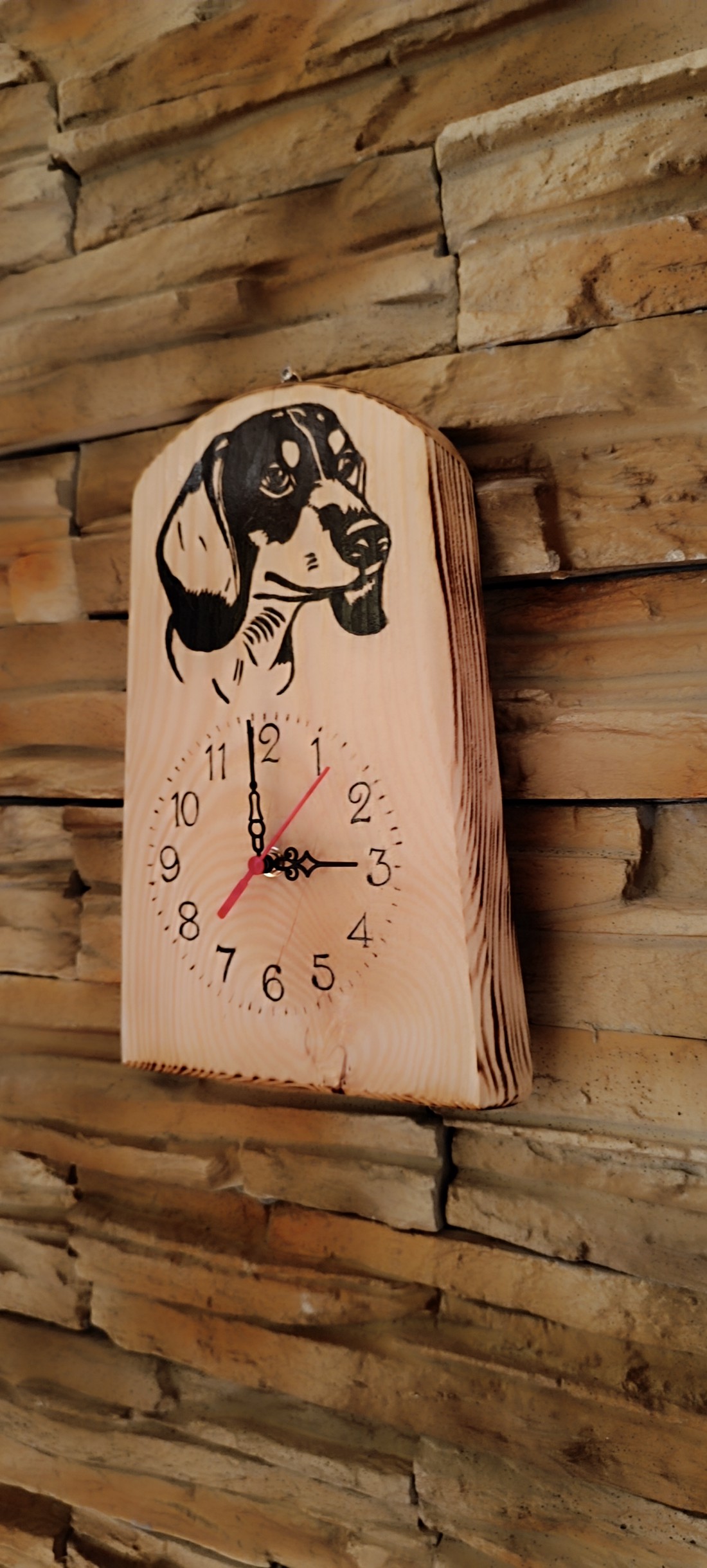 Ceas de perete din pin roșu cu câine dachshund - - Artynos.ro Ceas de perete din pin roșu cu câine dachshund - - Artynos.ro