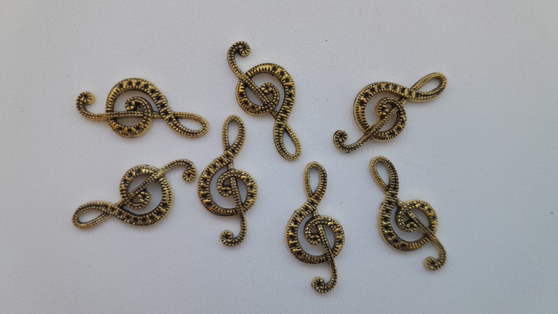 Pandantiv metalic - 22x10mm - notă - 10 bucăți / pachet - culoare aur antic - - Artynos.ro Pandantiv metalic - 22x10mm - notă - 10 bucăți / pachet - culoare aur antic - - Artynos.ro