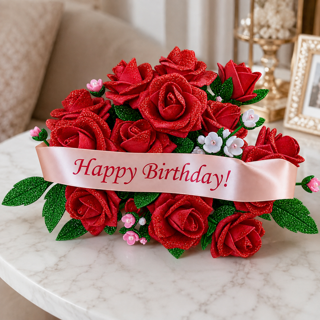 Aranjament Floral Elegant cu Trandafiri Catifelați și Panglică Festivă - casă & stil de viață - decorațiuni de casă - accesorii florale - buchete de flori - Artynos.ro