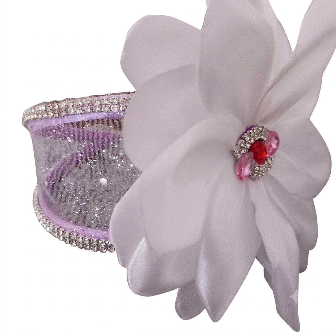 Diademă Handmade Elegantă cu Floare din Satin Alb și Strasuri Strălucitoare - Accesoriu Premium pentru Evenimente - accesorii nuntă - bijuterii mireasă - brățări mireasă  - Artynos.ro