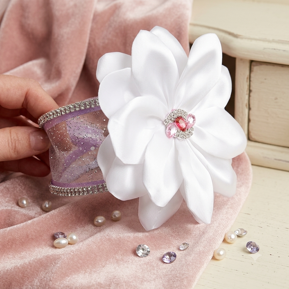 Diademă Handmade Elegantă cu Floare din Satin Alb și Strasuri Strălucitoare - Accesoriu Premium pentru Evenimente - accesorii nuntă - bijuterii mireasă - brățări mireasă  - Artynos.ro