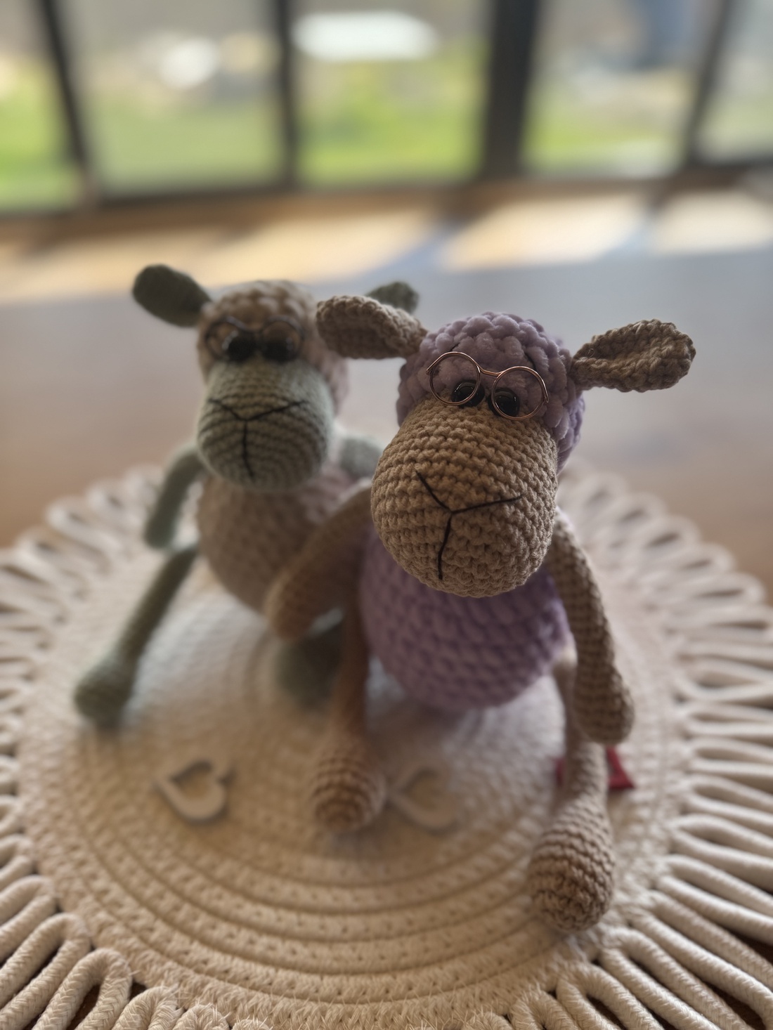 Oiță croșetată cu ochelari � jucărie handmade, cadou botez personalizat - jucării și echipamente pentru copii - jucării și accesorii pentru copii - păpuși de joacă - Artynos.ro