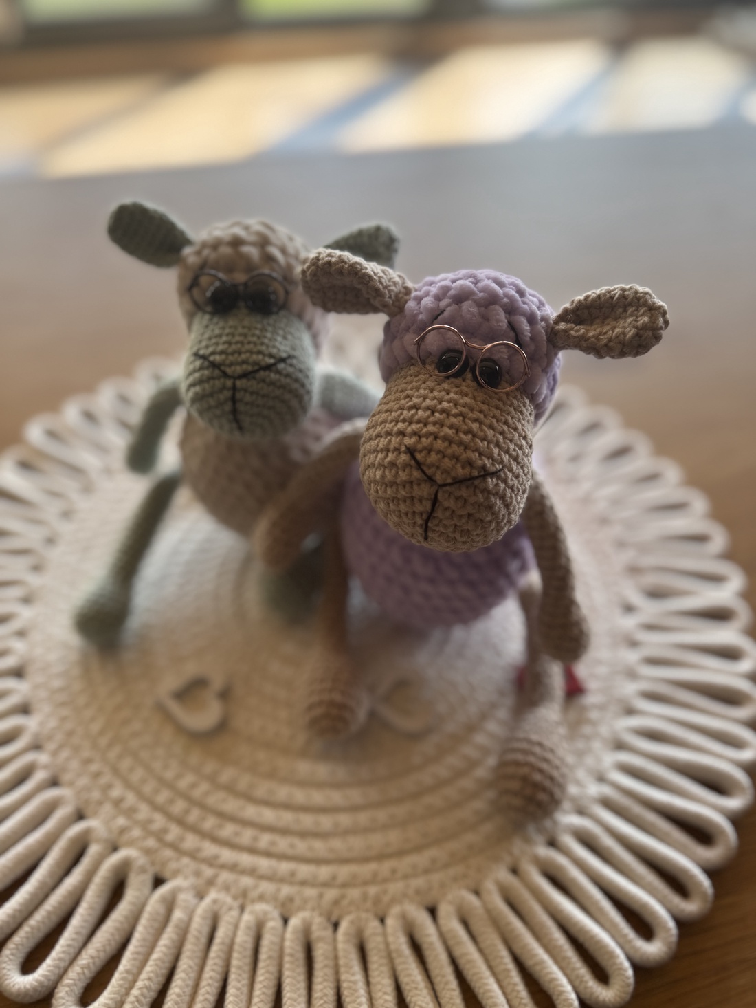 Oiță croșetată cu ochelari � jucărie handmade, cadou botez personalizat - jucării și echipamente pentru copii - jucării și accesorii pentru copii - păpuși de joacă - Artynos.ro