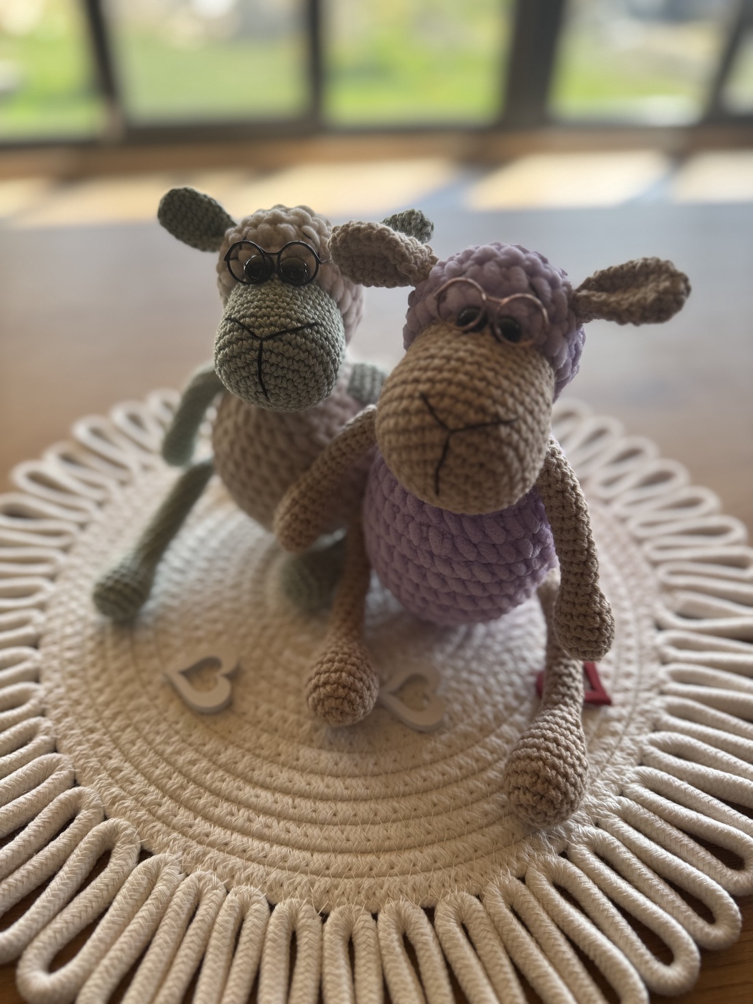 Oiță croșetată cu ochelari � jucărie handmade, cadou botez personalizat - jucării și echipamente pentru copii - jucării și accesorii pentru copii - păpuși de joacă - Artynos.ro