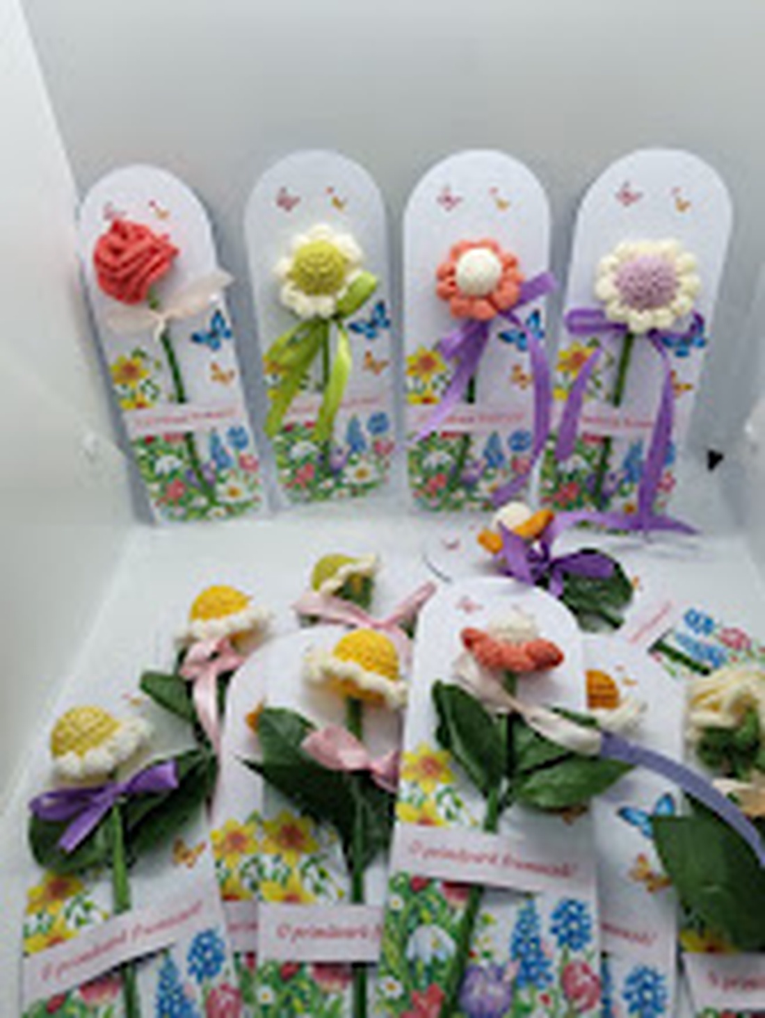 Mărțișoare cu margarete croșetate - bijuterii - mărțișor - Artynos.ro