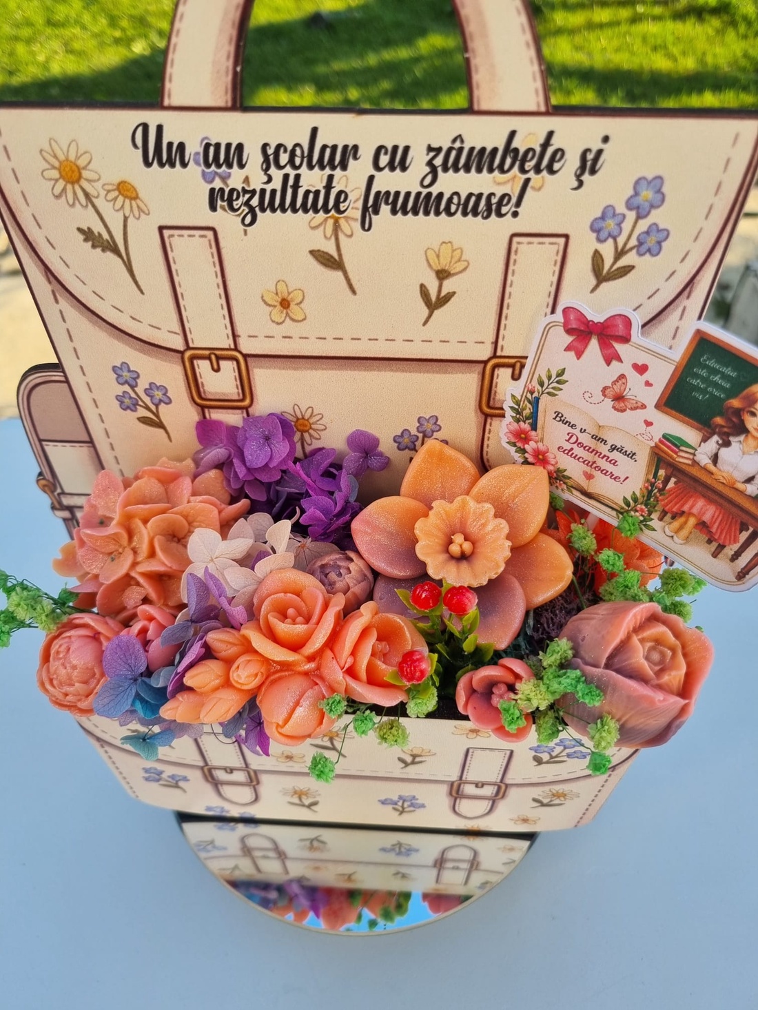 Aranjament floral Ghiozdănel din flori de săpun parfumat - casă & stil de viață - decorațiuni de casă - accesorii florale - cutii cu flori - Artynos.ro