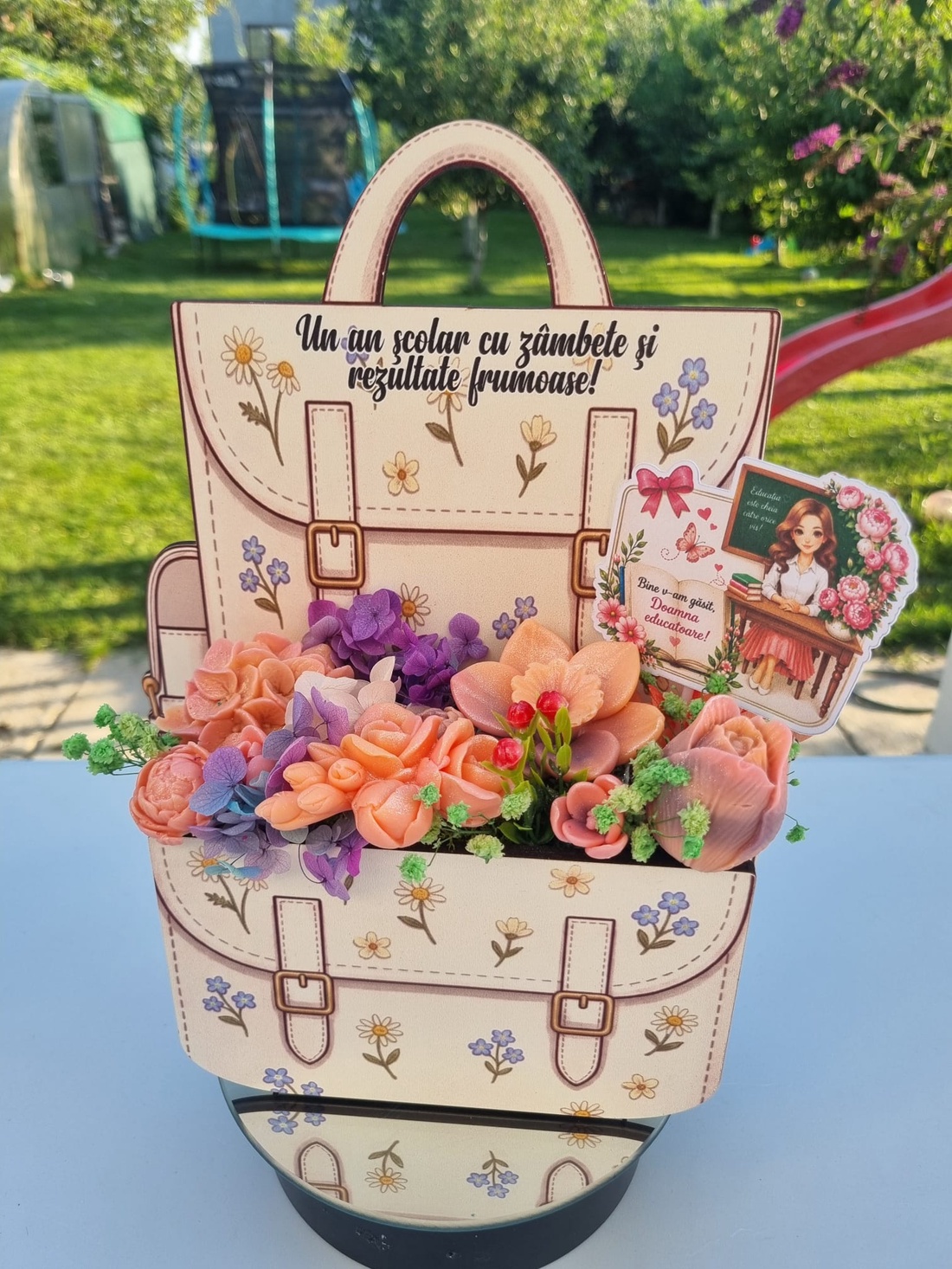 Aranjament floral Ghiozdănel din flori de săpun parfumat - casă & stil de viață - decorațiuni de casă - accesorii florale - cutii cu flori - Artynos.ro