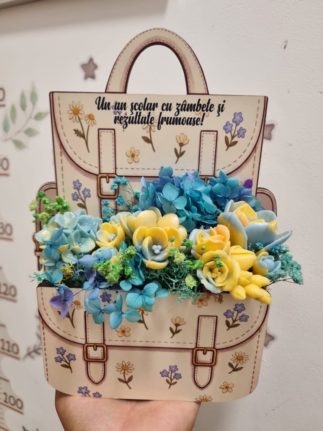 Aranjament floral Ghiozdănel din flori de săpun parfumat - casă & stil de viață - decorațiuni de casă - accesorii florale - cutii cu flori - Artynos.ro
