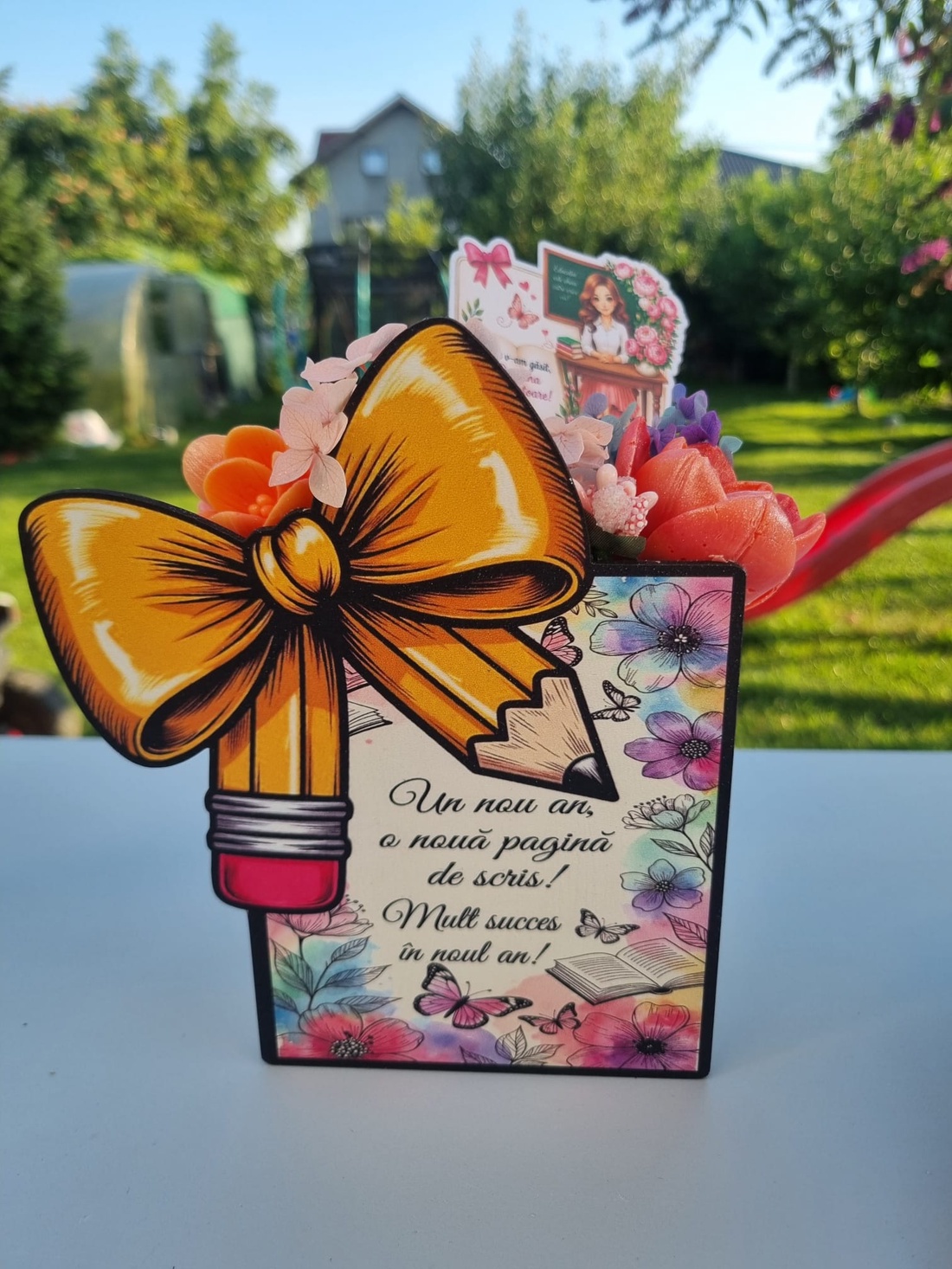 Aranjament floral Creion cu fundă din flori de săpun parfumat - casă & stil de viață - decorațiuni de casă - accesorii florale - cutii cu flori - Artynos.ro