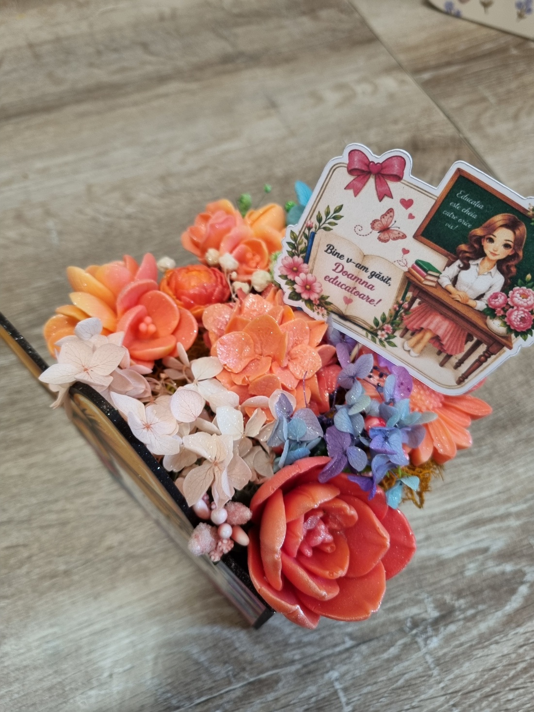 Aranjament floral Creion cu fundă din flori de săpun parfumat - casă & stil de viață - decorațiuni de casă - accesorii florale - cutii cu flori - Artynos.ro