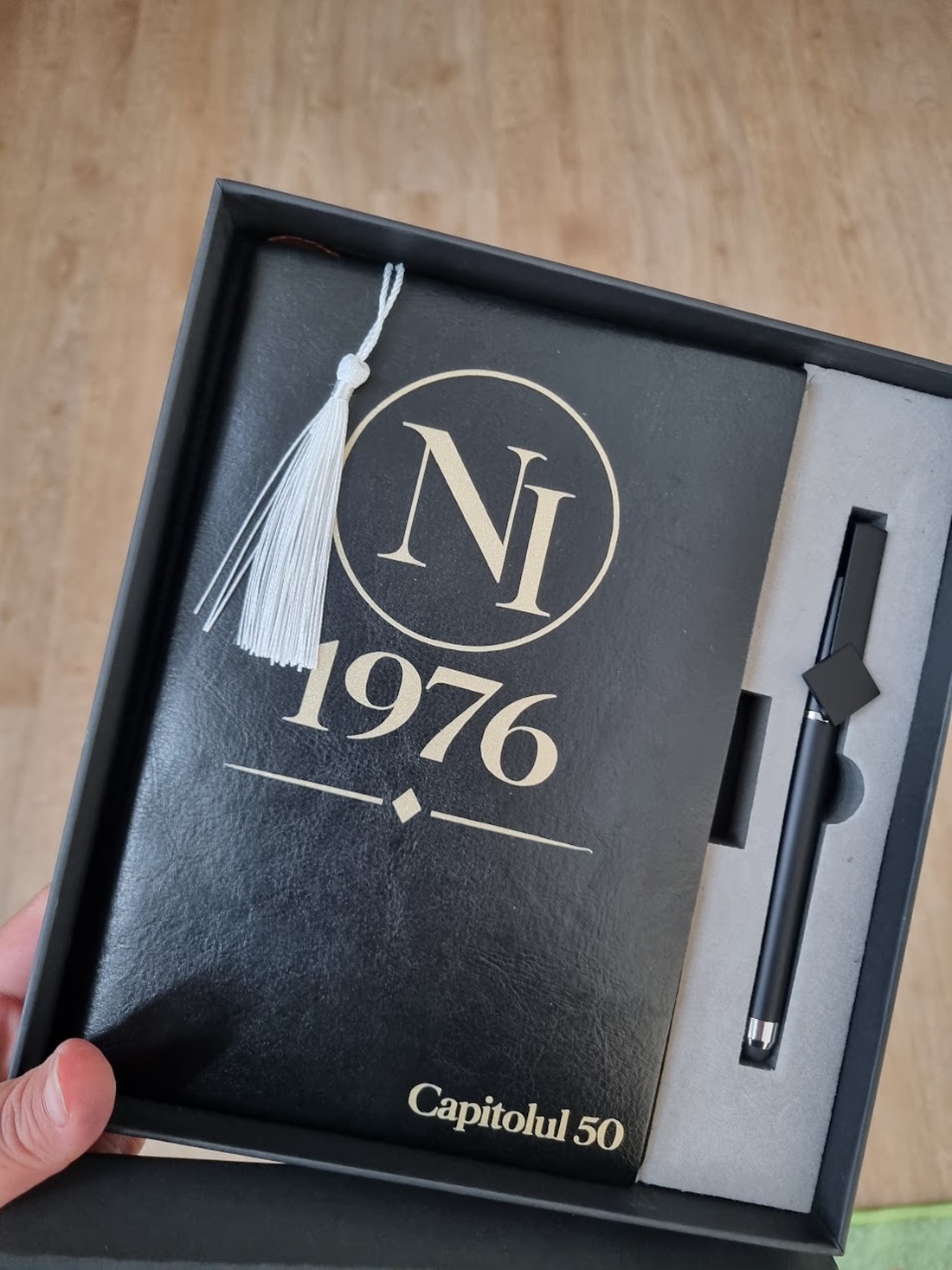 Agendă A5 din Piele Ecologica si Pix Multifunctional cu Gel Negru Personalizata - casă & stil de viață - seturi de cadou - Artynos.ro