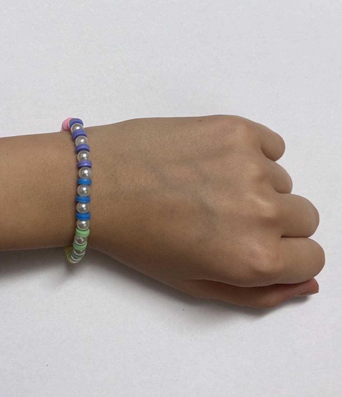 Brățară multicoloră cu perle - bijuterii - brățări - brățară cu mărgele - Artynos.ro Brățară multicoloră cu perle - bijuterii - brățări - brățară cu mărgele - Artynos.ro