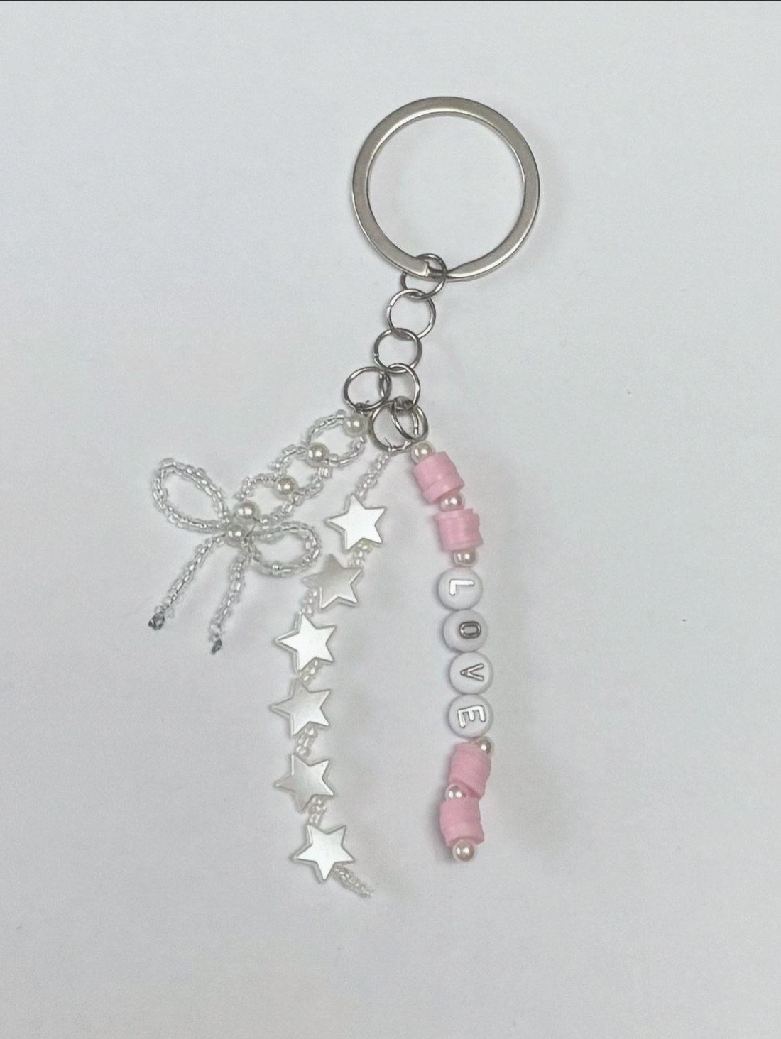 Breloc Love cu fundiță - geantă și husă - accesorii genți - breloc - Artynos.ro Breloc Love cu fundiță - geantă și husă - accesorii genți - breloc - Artynos.ro