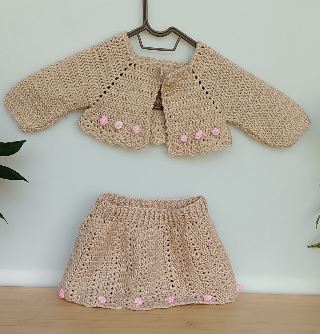 Compleu bej cu mini rose - îmbrăcăminte și modă - haine bebeluși, haine copii - rochii botez - Artynos.ro Compleu bej cu mini rose - îmbrăcăminte și modă - haine bebeluși, haine copii - rochii botez - Artynos.ro