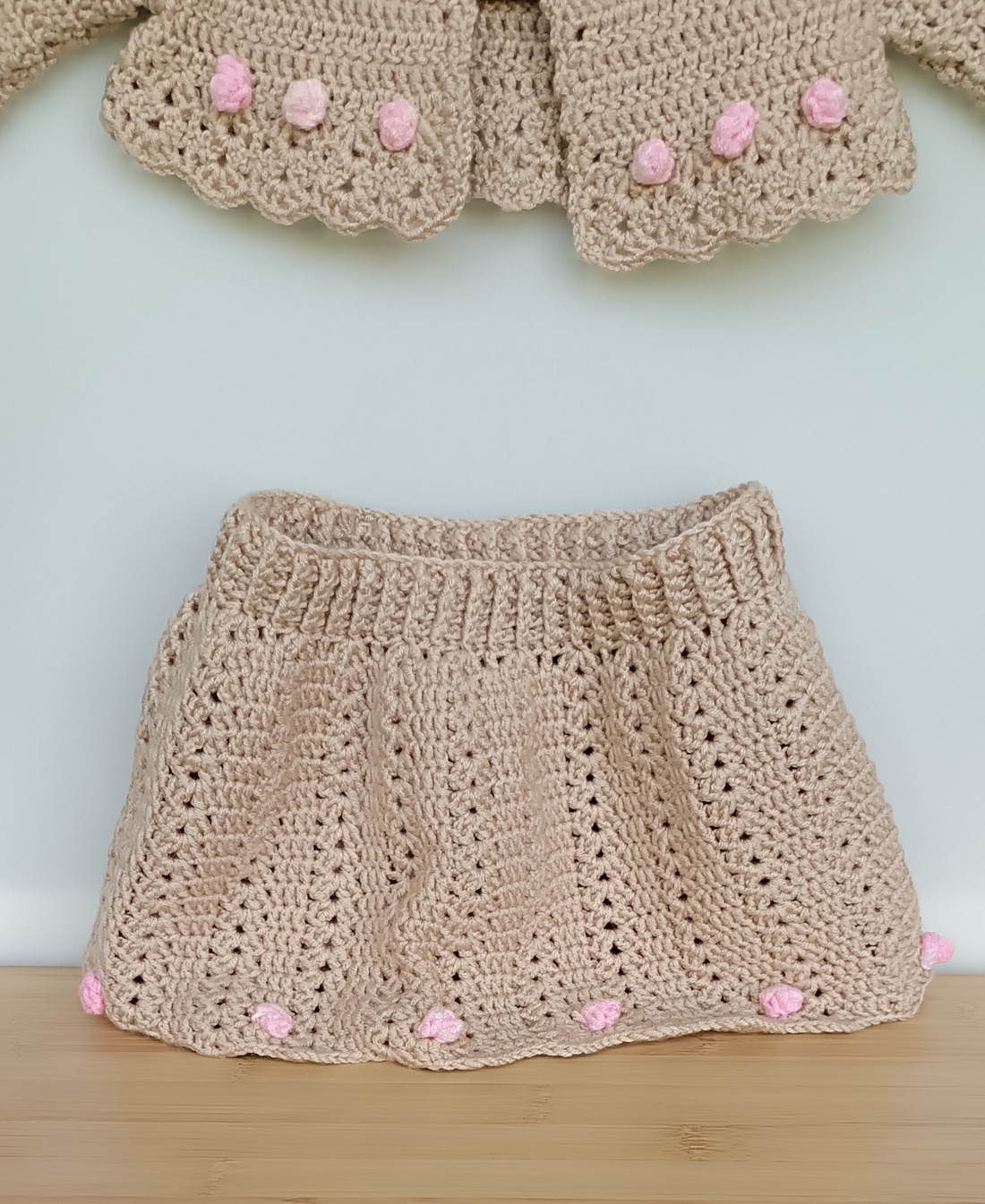 Compleu bej cu mini rose - îmbrăcăminte și modă - haine bebeluși, haine copii - rochii botez - Artynos.ro Compleu bej cu mini rose - îmbrăcăminte și modă - haine bebeluși, haine copii - rochii botez - Artynos.ro