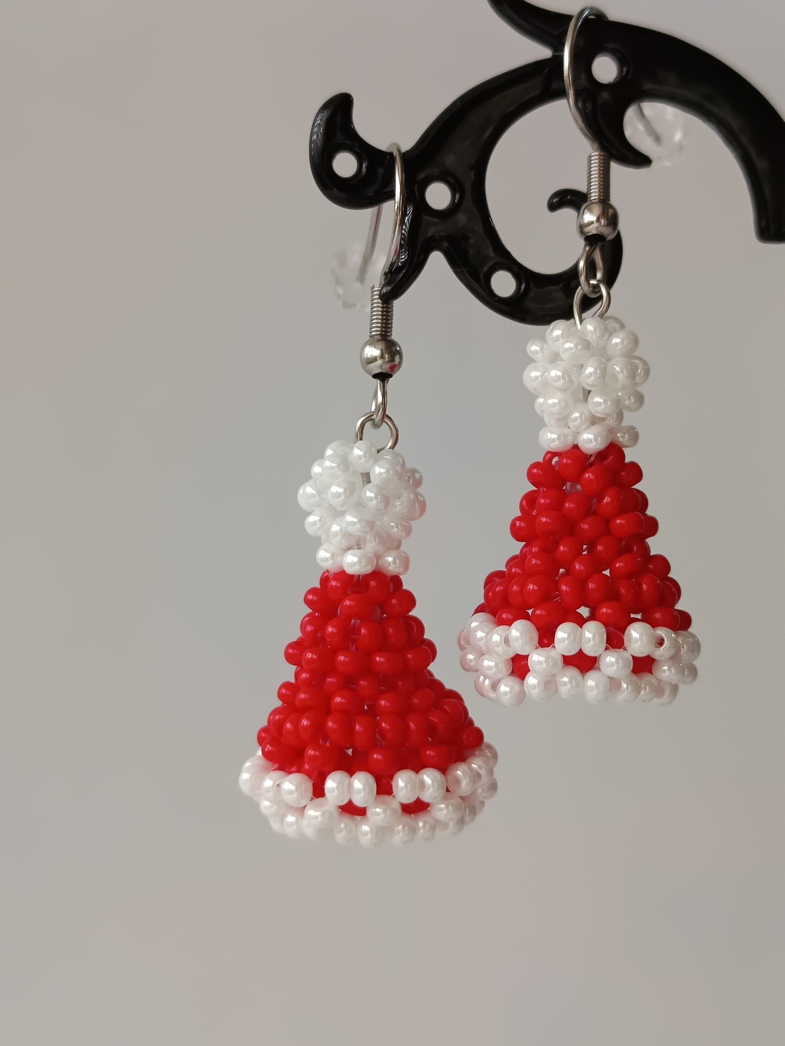 Cercei căciulă de Moș Crăciun  - bijuterii - cercei - cercei din mărgele - Artynos.ro