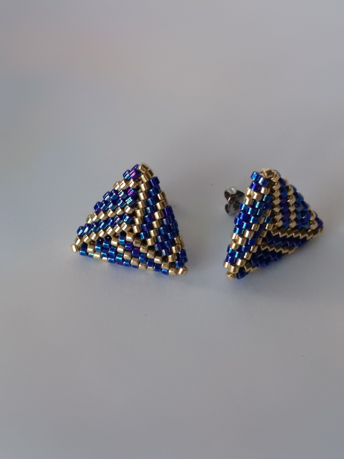Cercei triunghiulari - bijuterii - cercei - cercei din mărgele - Artynos.ro