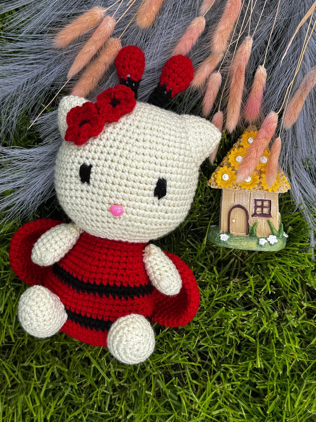 Jucarie crosetata buburuza Hello Kitty - jucării și echipamente pentru copii - plușuri - figurine de pluș - Artynos.ro