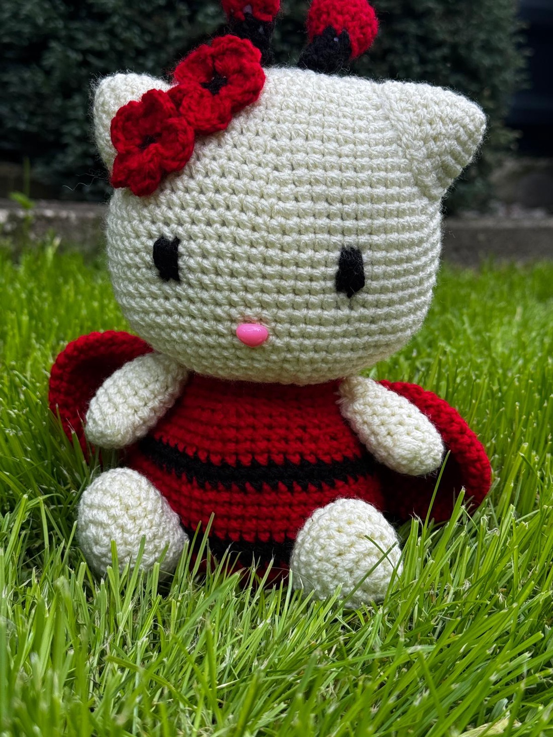 Jucarie crosetata buburuza Hello Kitty - jucării și echipamente pentru copii - plușuri - figurine de pluș - Artynos.ro