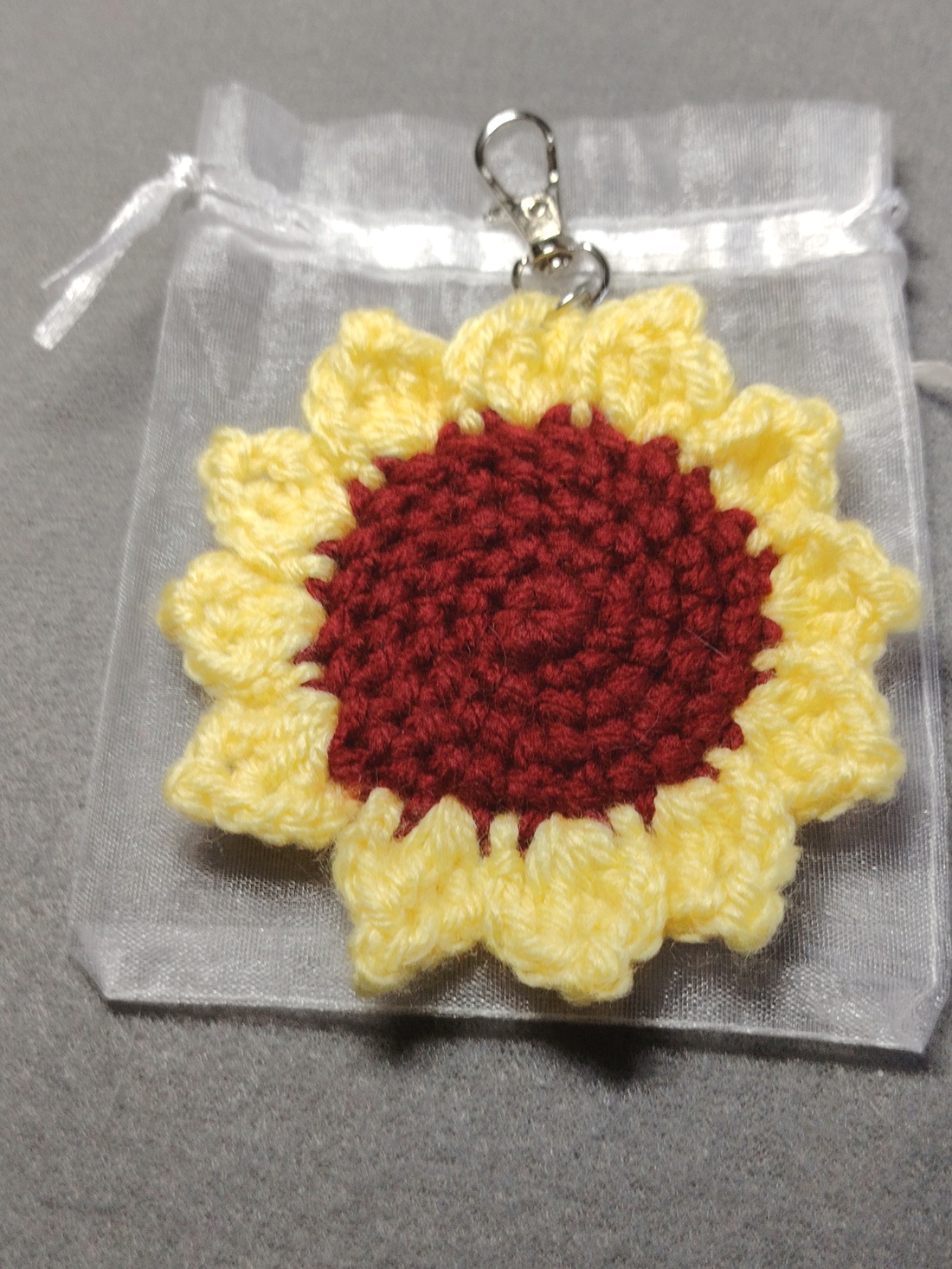 Breloc floare - genți și portofele - accesorii genți - breloc - Artynos.ro