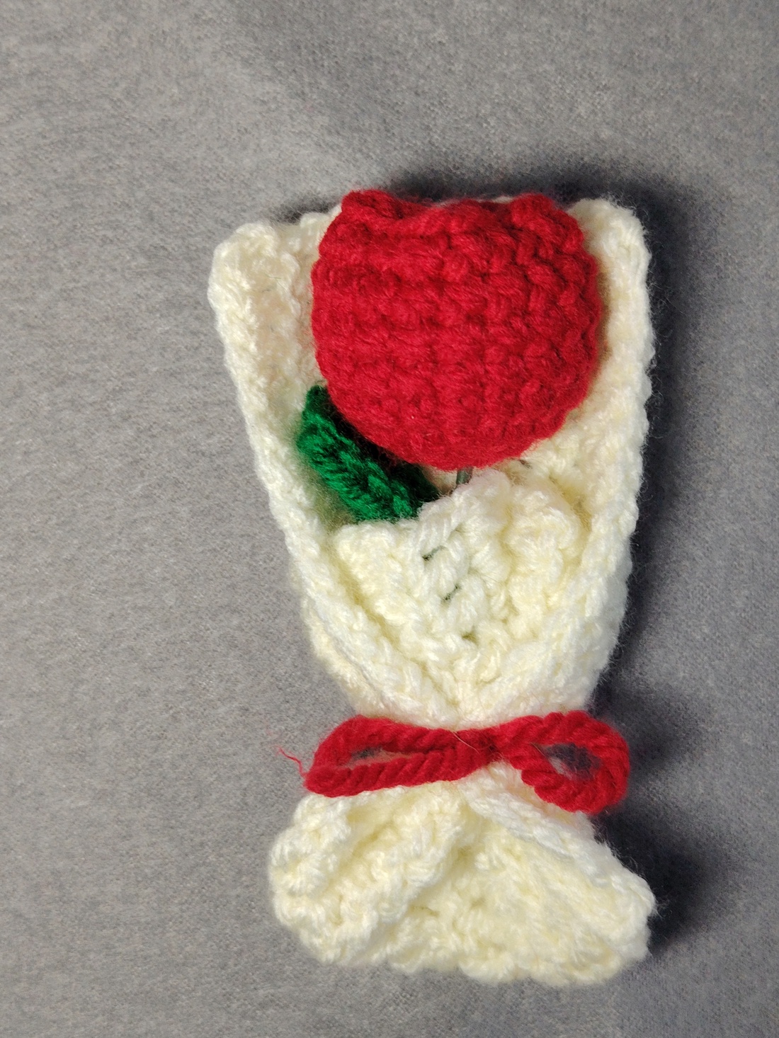 Mini buchet cu un lalea crosetata - casă & stil de viață - decorațiuni de casă - accesorii florale - buchete de flori - Artynos.ro