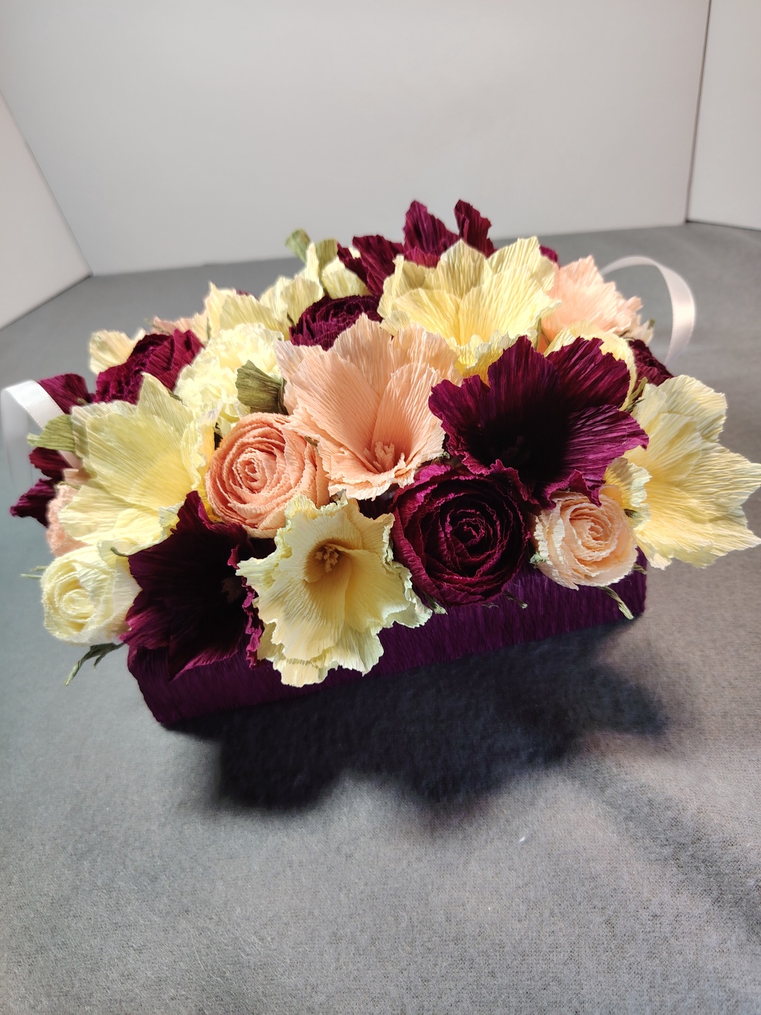 Aranjament floral din hartie creponata - casă & stil de viață - decorațiuni de casă - accesorii florale - cutii cu flori - Artynos.ro