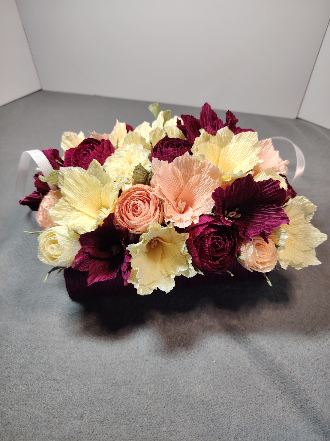 Aranjament floral din hartie creponata - casă & stil de viață - decorațiuni de casă - accesorii florale - cutii cu flori - Artynos.ro