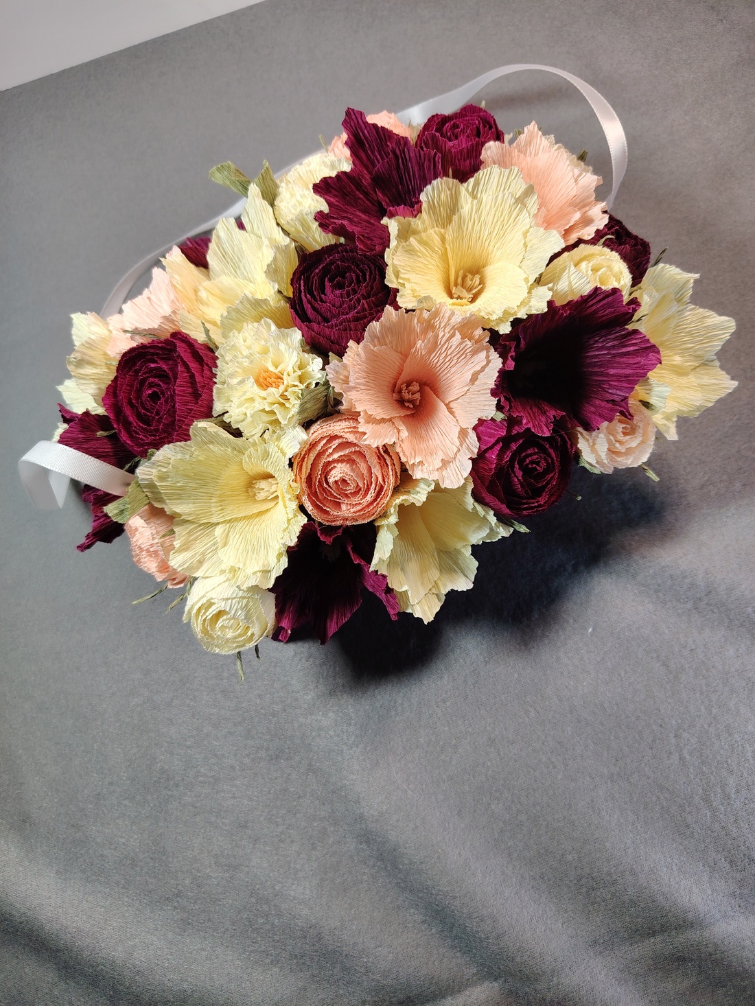 Aranjament floral din hartie creponata - casă & stil de viață - decorațiuni de casă - accesorii florale - cutii cu flori - Artynos.ro