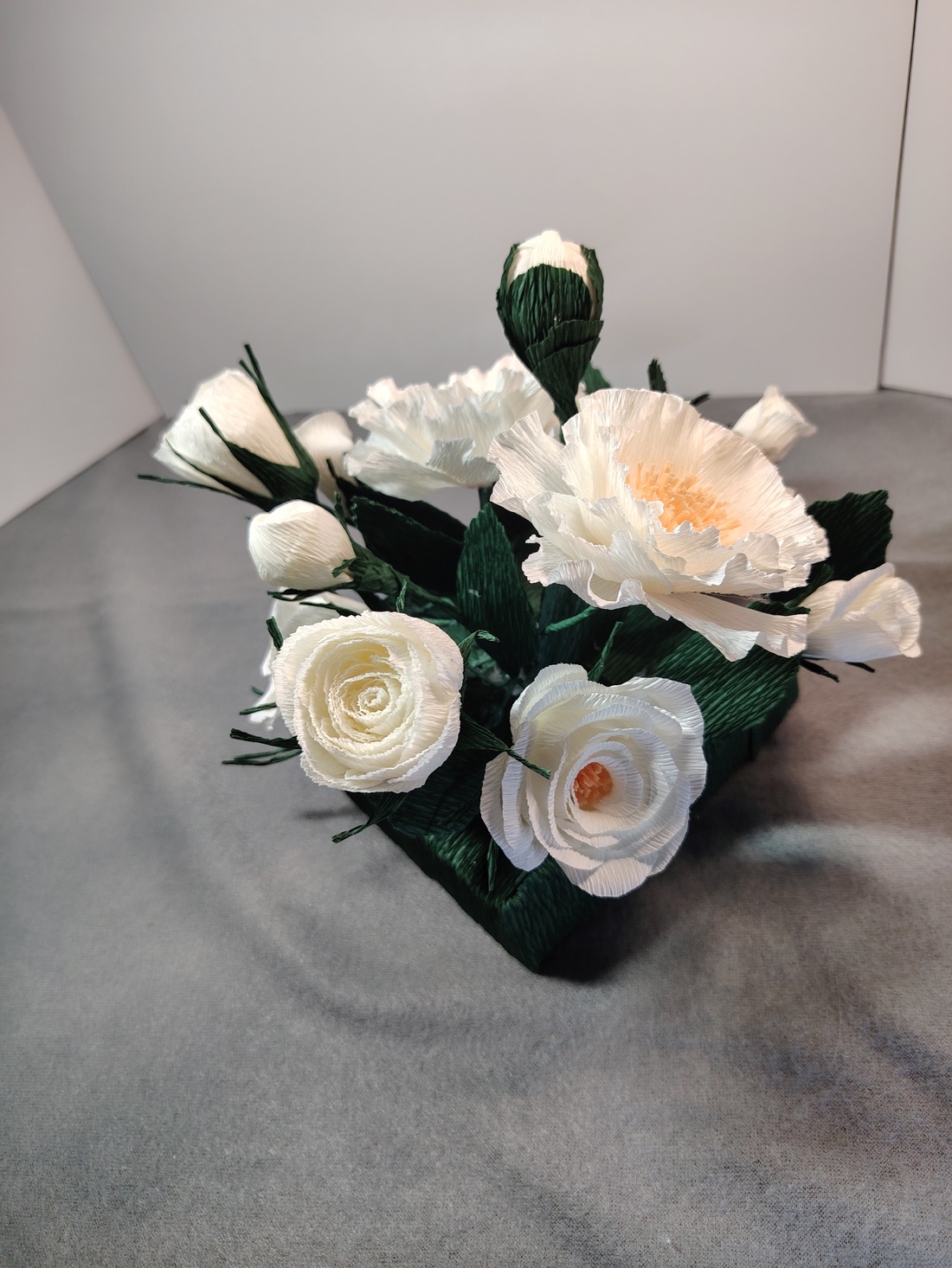 Aranjament floral din hartie creponata - casă & stil de viață - decorațiuni de casă - accesorii florale - cutii cu flori - Artynos.ro