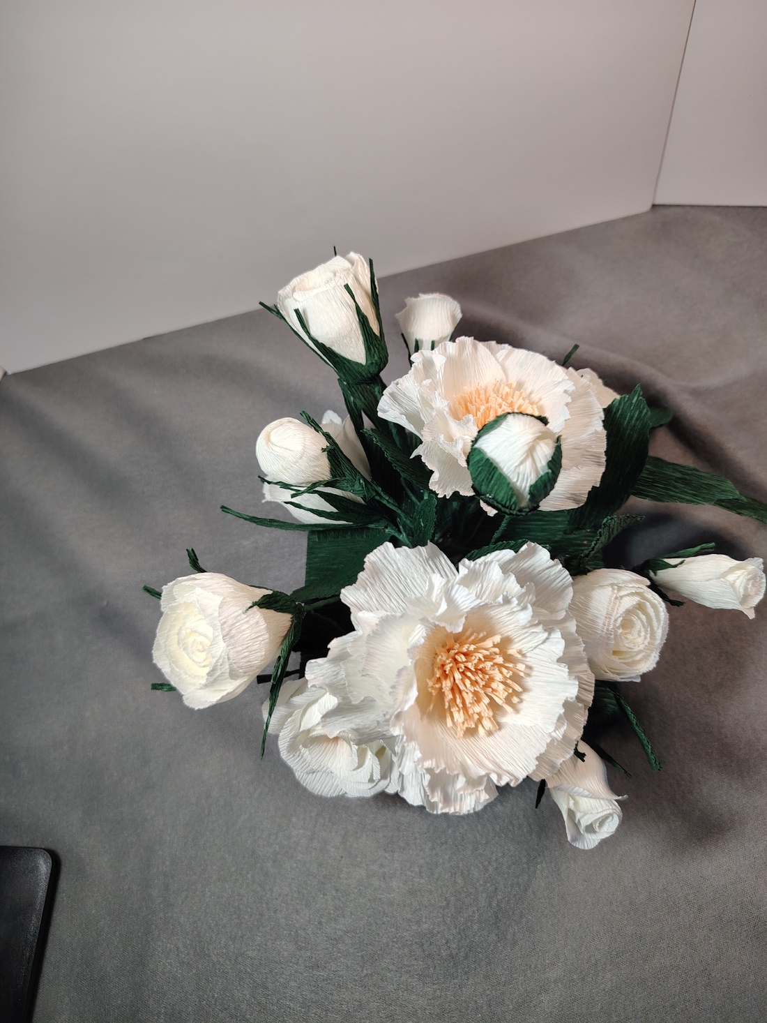 Aranjament floral din hartie creponata - casă & stil de viață - decorațiuni de casă - accesorii florale - cutii cu flori - Artynos.ro