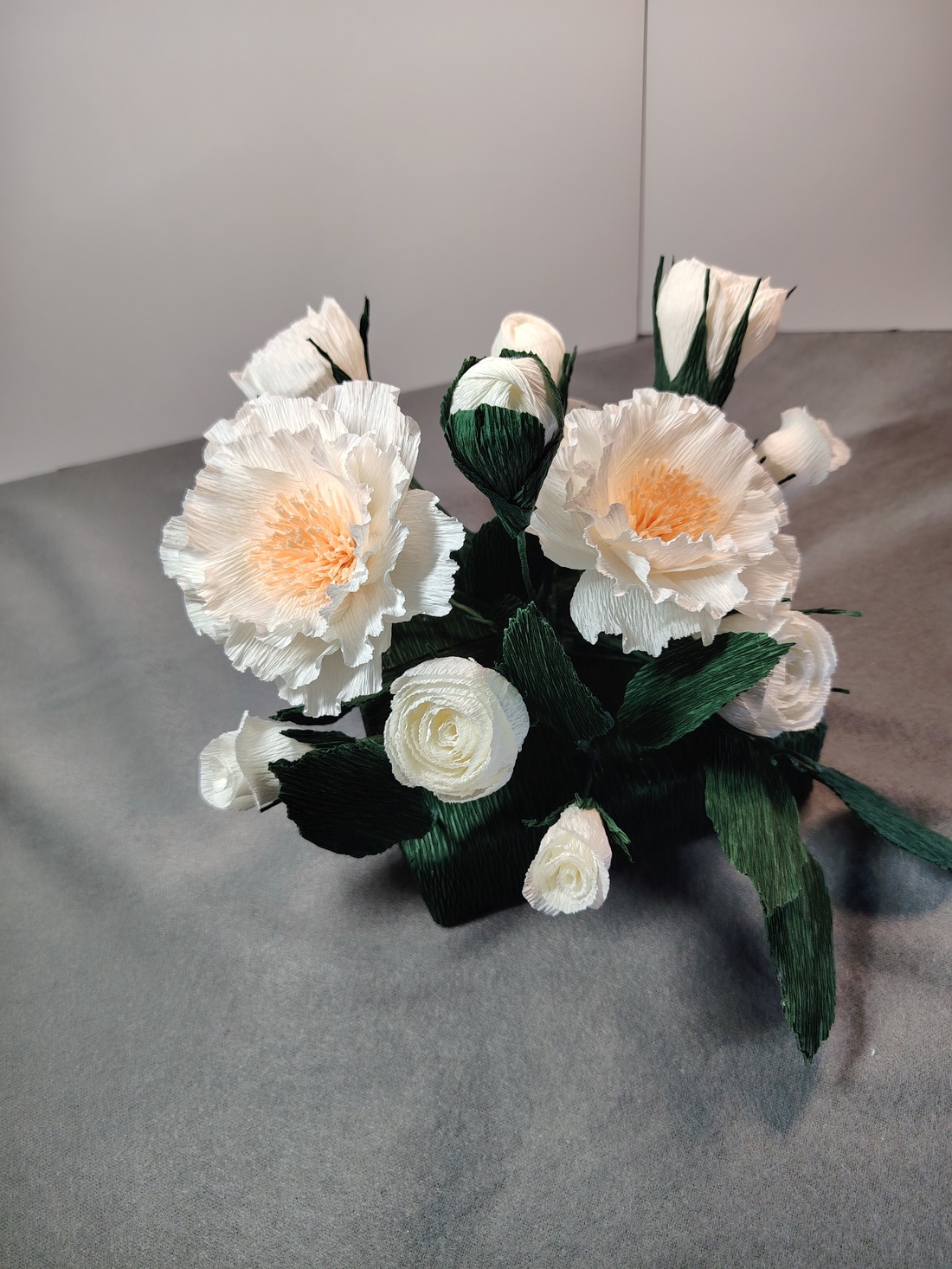Aranjament floral din hartie creponata - casă & stil de viață - decorațiuni de casă - accesorii florale - cutii cu flori - Artynos.ro