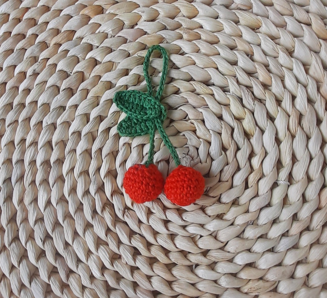 Breloc cu cireșe croșetate - geantă și husă - accesorii genți - breloc - Artynos.ro Breloc cu cireșe croșetate - geantă și husă - accesorii genți - breloc - Artynos.ro