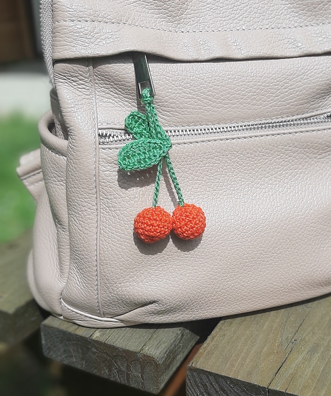 Breloc cu cireșe croșetate - geantă și husă - accesorii genți - breloc - Artynos.ro Breloc cu cireșe croșetate - geantă și husă - accesorii genți - breloc - Artynos.ro